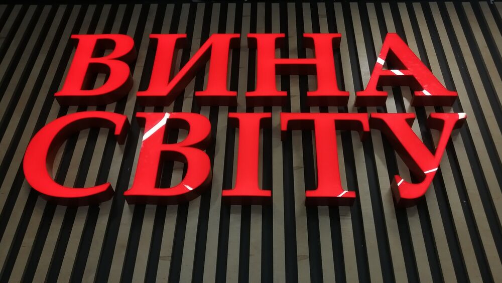 Объемные световые буквы в интерьер магазина