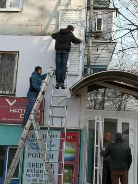 монтаж лайтбоксу на будівлю